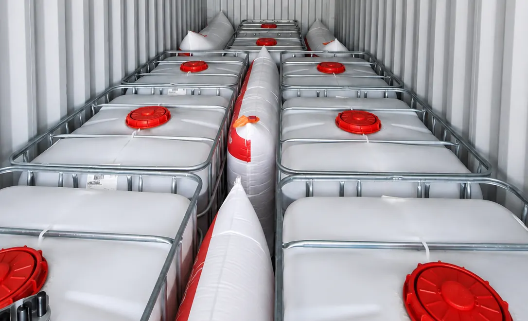 Contenedor con tanques estabilizados mediante airbags Cordstrap